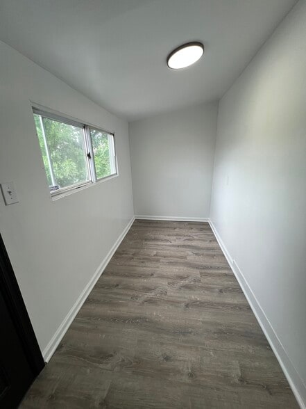 Building Photo - 305 E 20th St