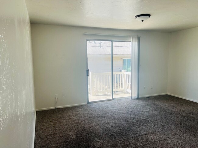 Building Photo - Beautiful Sunset townhome, row end with ce...