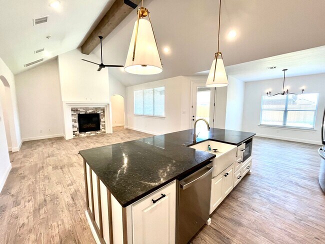 Building Photo - 4 Bed/2 Bath Home