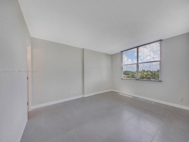 Building Photo - 108 Royal Pk Dr