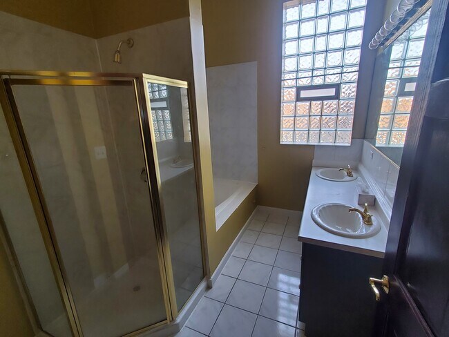 Full Bathroom (Upstairs) - 2100 W Washington Blvd
