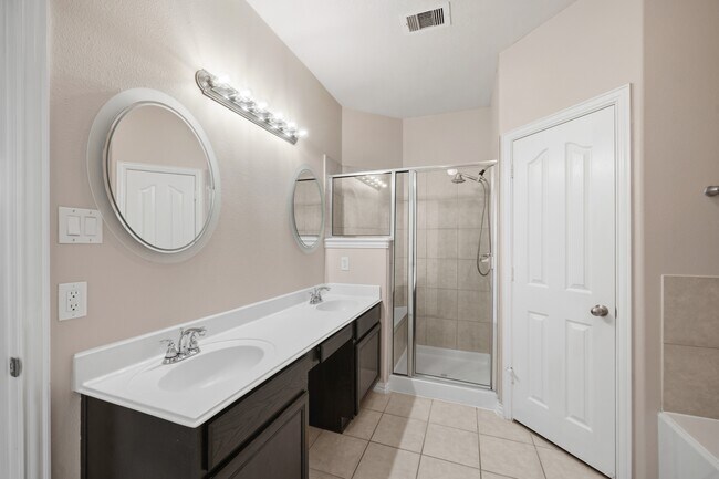 Building Photo - 24503 Lakecrest Bend Dr