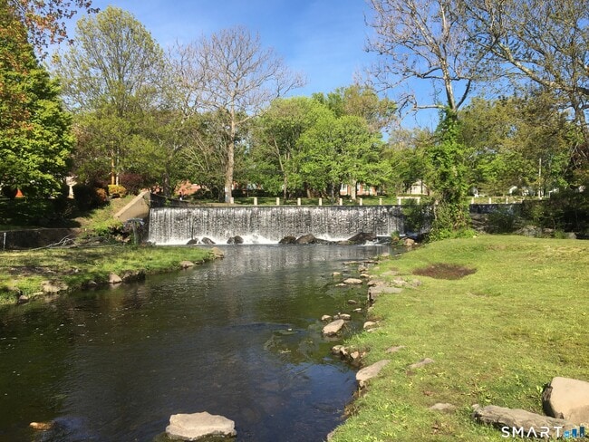 Building Photo - 657 Naugatuck Ave