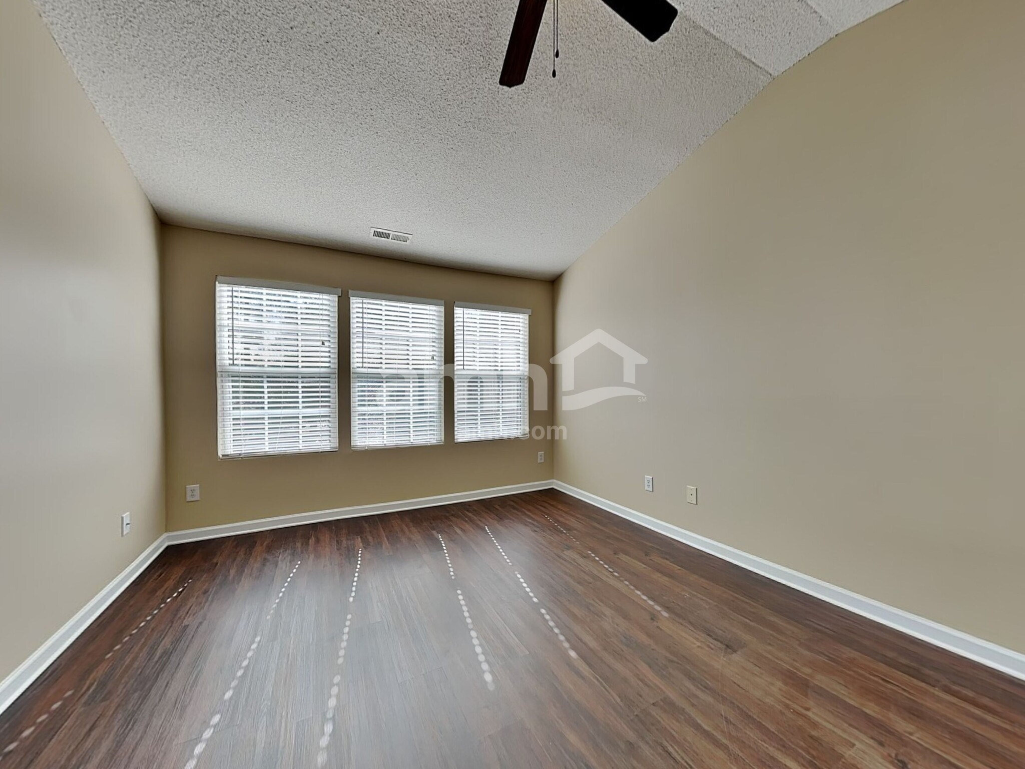 Building Photo - 136 N Honey Springs Ave