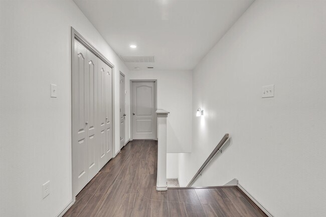Building Photo - 204 Welland Dr