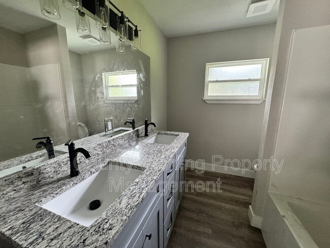 Building Photo - 135 SW Bulldawg Gln
