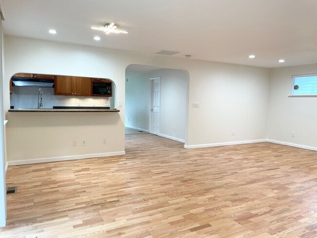 Building Photo - Remodeled 3+1 Bed 2 Bath Rambler in Juanita