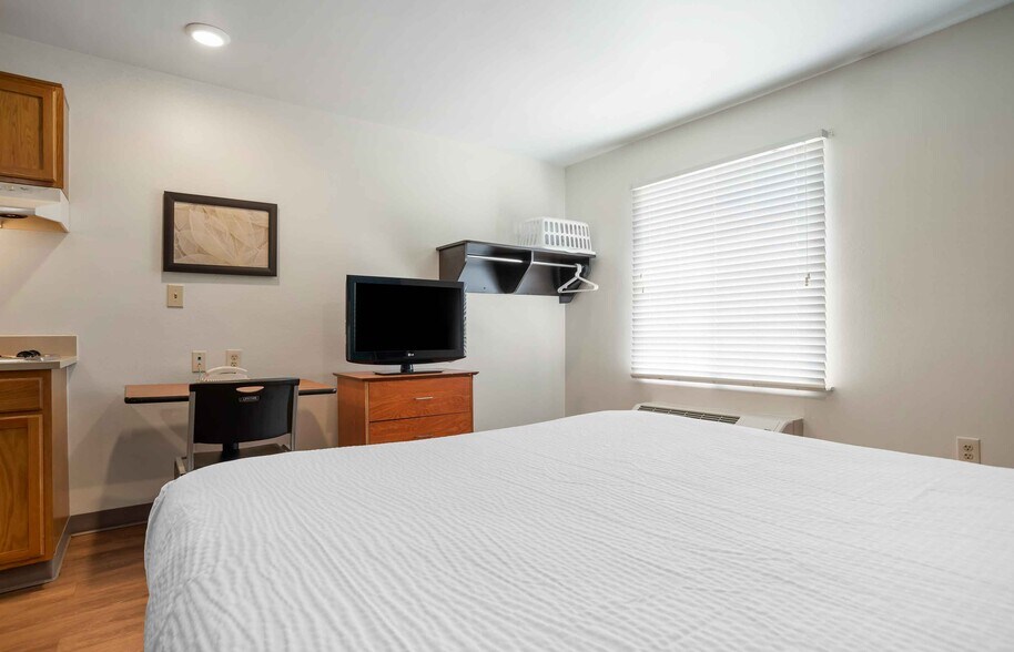 Building Photo - Furnished Studio-Indianapolis - West