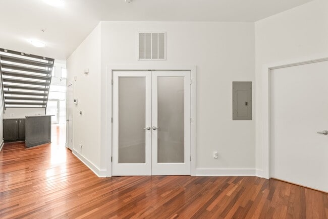 Building Photo - The Gallery Lofts, 2 Bedroom Condo minutes...