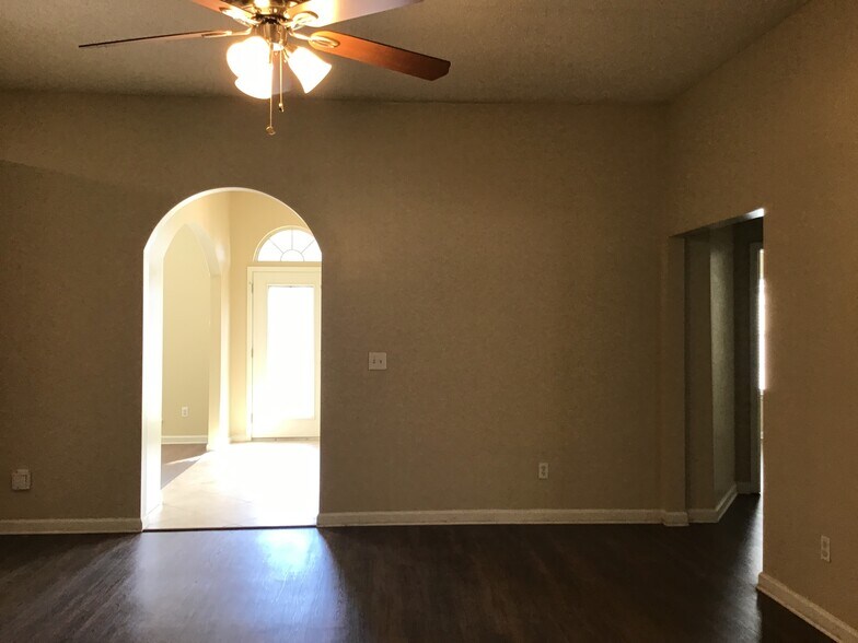 Building Photo - 2038 Belhaven Dr