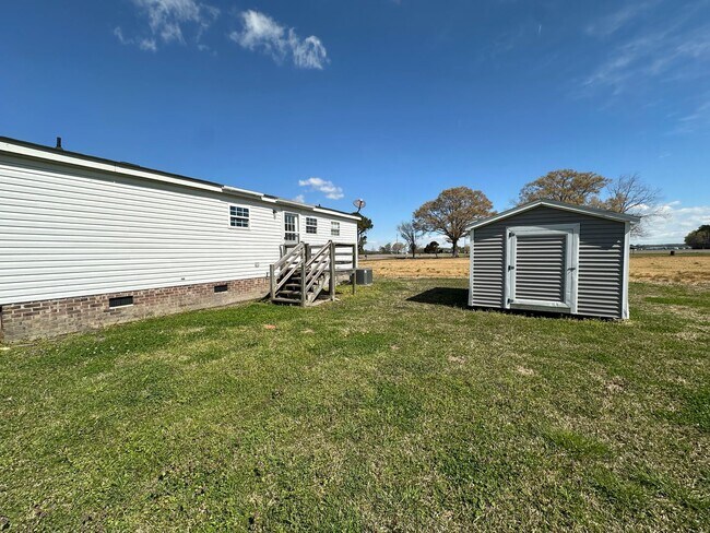 Building Photo - Welcome Home to Country Living!