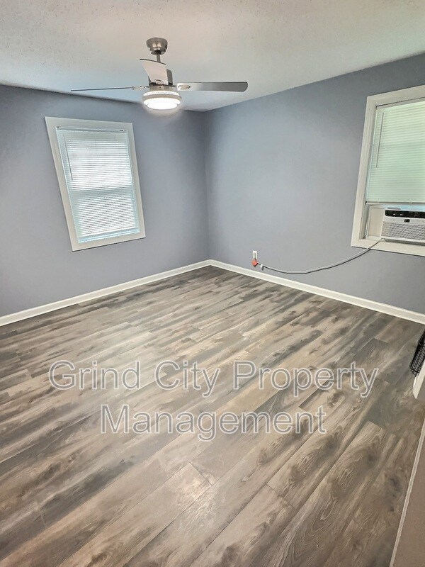 Building Photo - 3042 McAdoo Ave