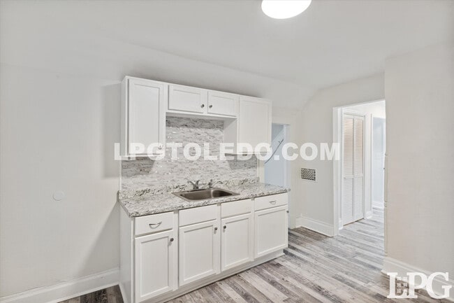 Building Photo - 4039 Vermaas Ave