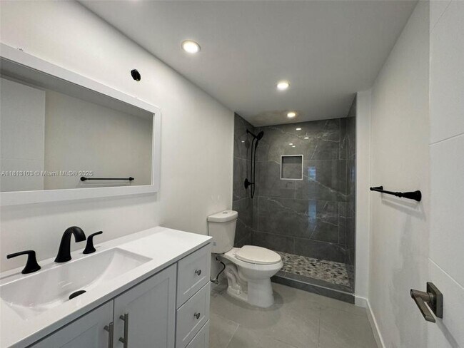 Building Photo - 2 bedroom in Miami FL 33179