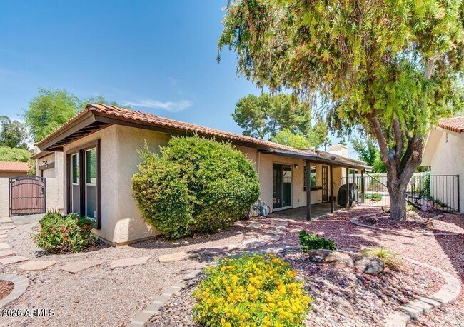 Building Photo - 7129 N Vía De Alegria