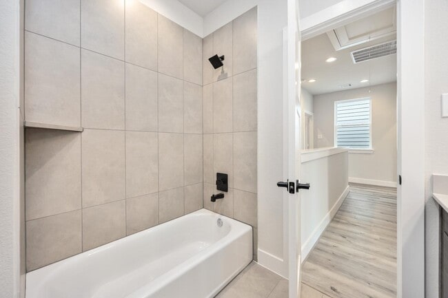 Building Photo - 318 Charlock St