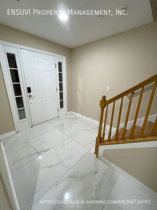 Building Photo - Beautiful 4 bedroom 3 bath Townhome in the...