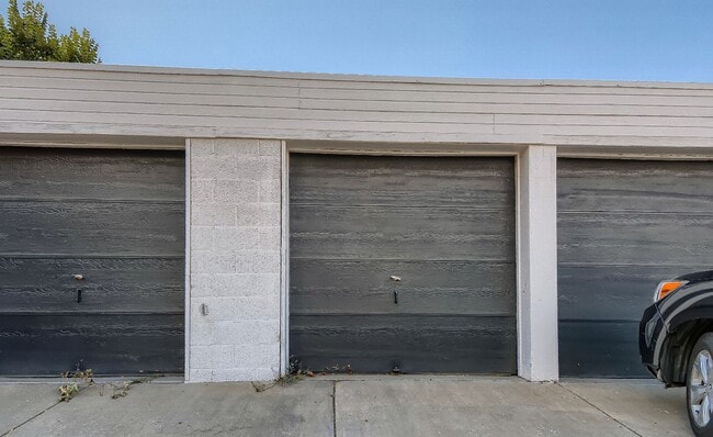 Building Photo - Modernistic Sunnyside Townhome Available M...