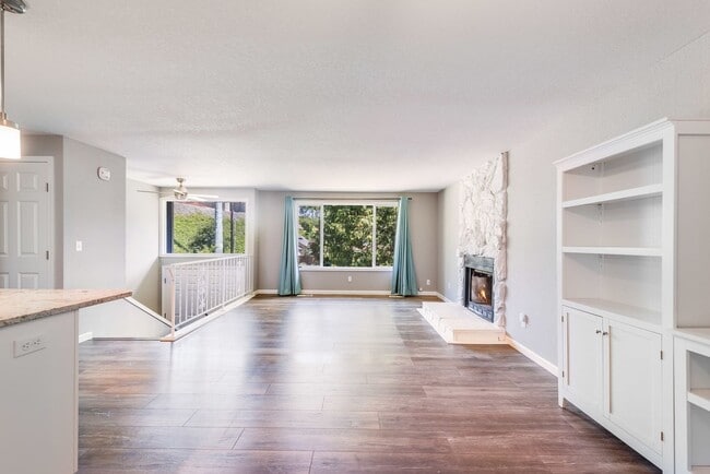Building Photo - Updated split level home in Shoreline with...