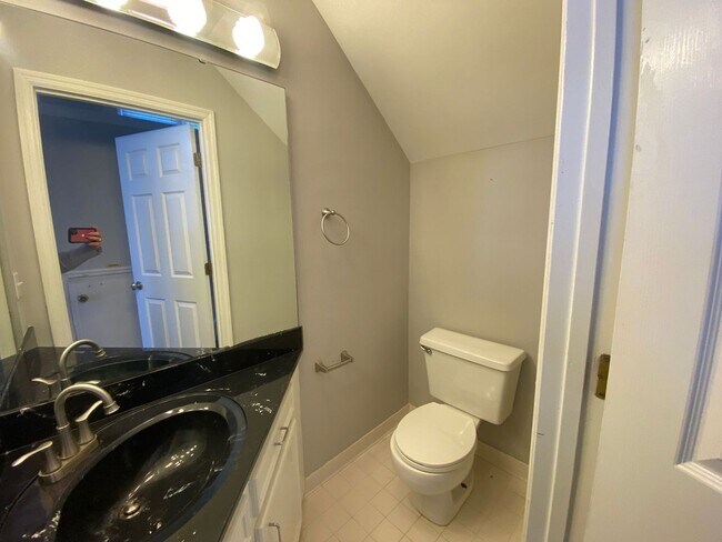 Building Photo - Great Location with a River View!