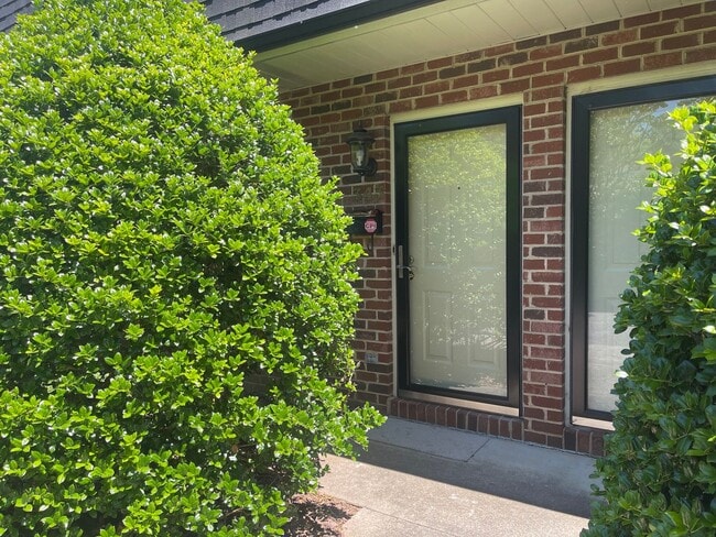 Building Photo - Charming & Private Townhouse in NW Hickory...