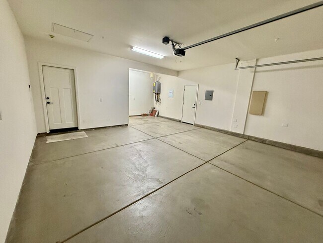 Building Photo - 1561 Osborn Dr