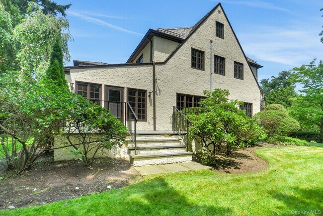Building Photo - 46 Fenimore Rd