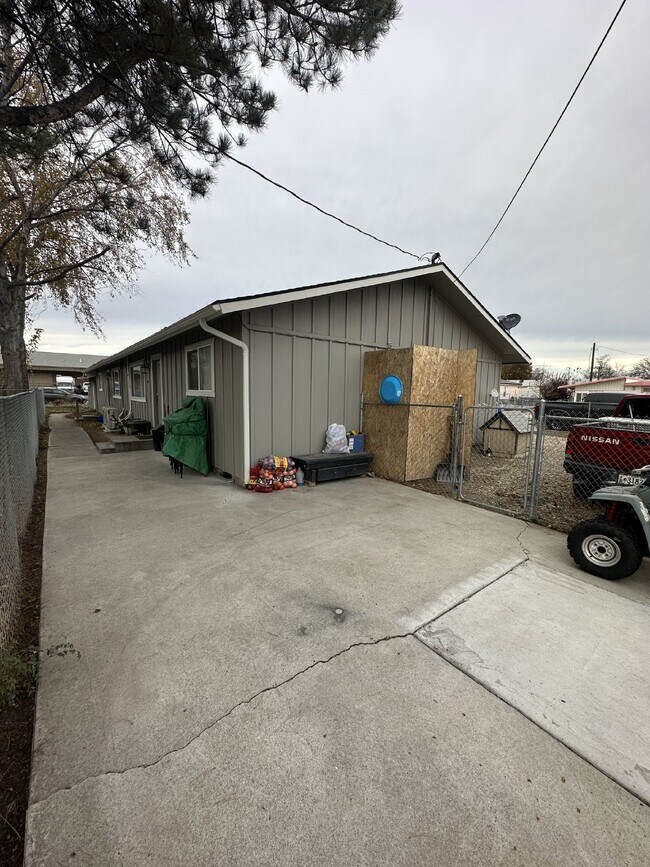 Building Photo - Desirable 2 bedroom 1 Bath Home in Ontario
