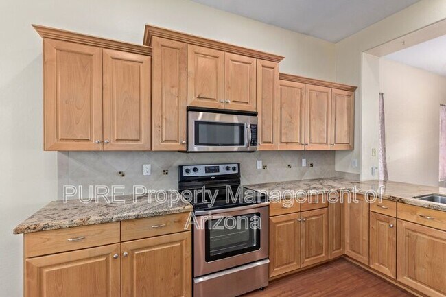 Building Photo - 737 S Sycamore Pl