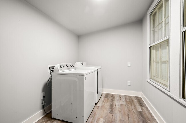 Building Photo - 1630 College Dr