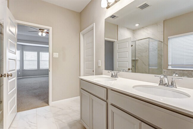 Building Photo - 2165 Woodland Pine Dr