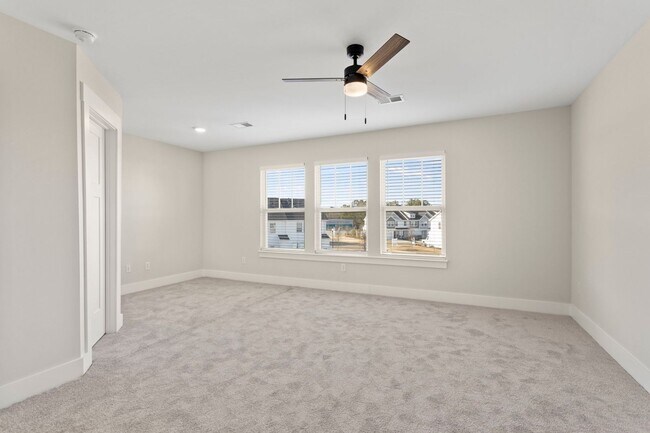 Building Photo - Perfectly Appointed Greenville Townhome 3bed/2.5 bath