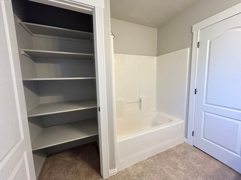 Building Photo - 5535 N Lolo Pass Ave