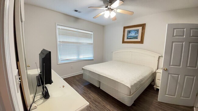 Building Photo - SPECIAL! First Floor Fully Furnished Condo - 1/2 off rent 2nd month