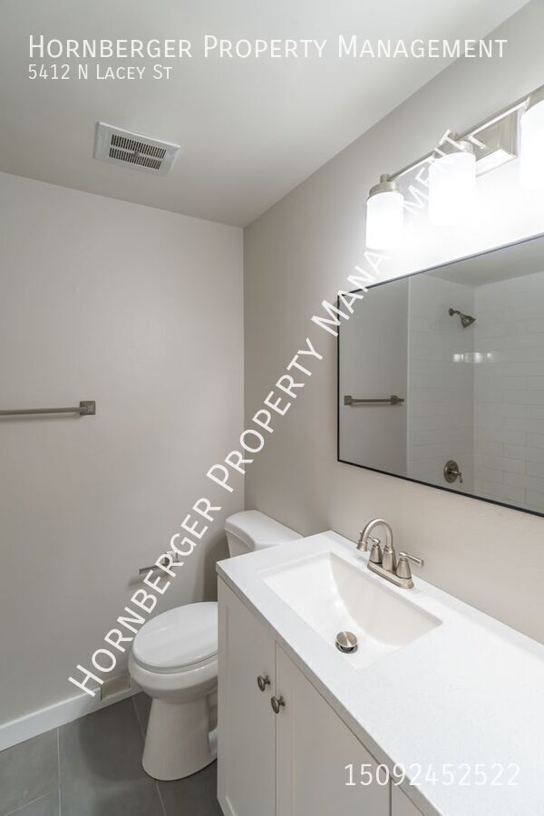 Building Photo - Newly Remodeled 2 Bed 1 Bath Unit!