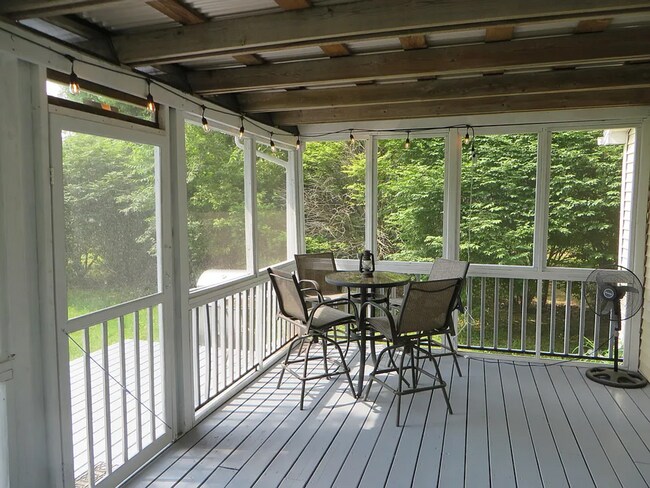 Building Photo - 2-bedroom, 1.0 bathroom Home within walkin...