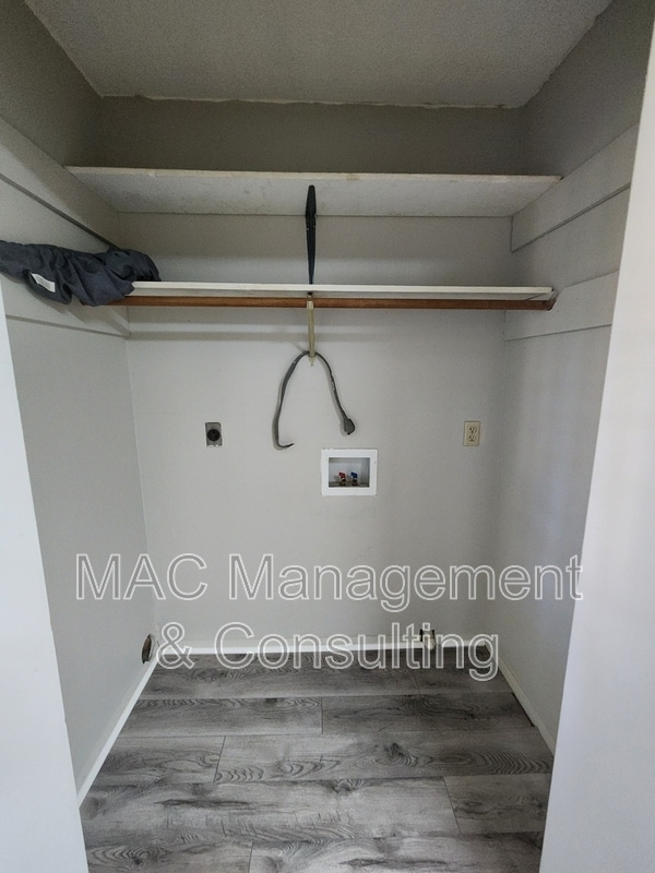 Building Photo - 1849 Summerhaven Ave