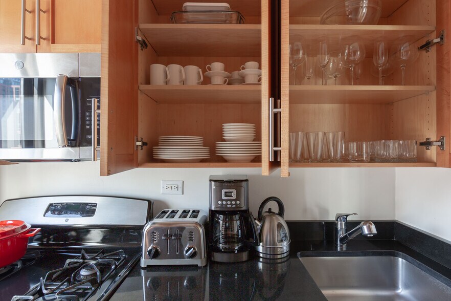 Building Photo - 300 E 51st St