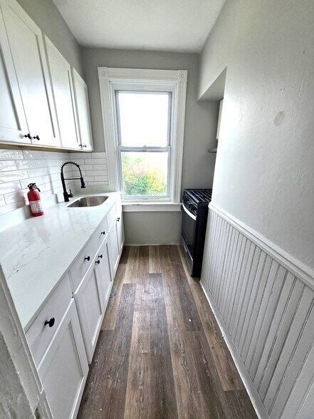 Building Photo - 457 Admiral St