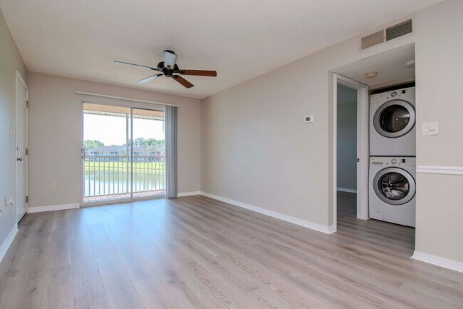 Building Photo - Lake Front 1BR + Den -Move In Special Available