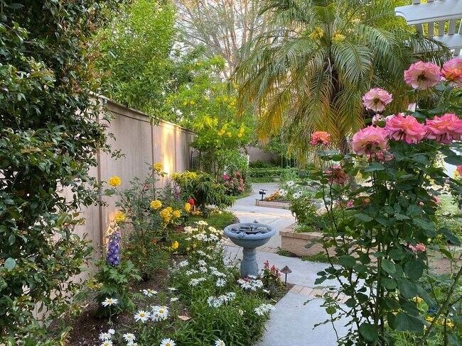 Building Photo - Beautiful End Unit Townhome in Fantastic A...