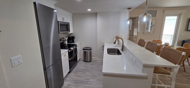 Building Photo - Recently remodeled condo near Baytown Wharf.