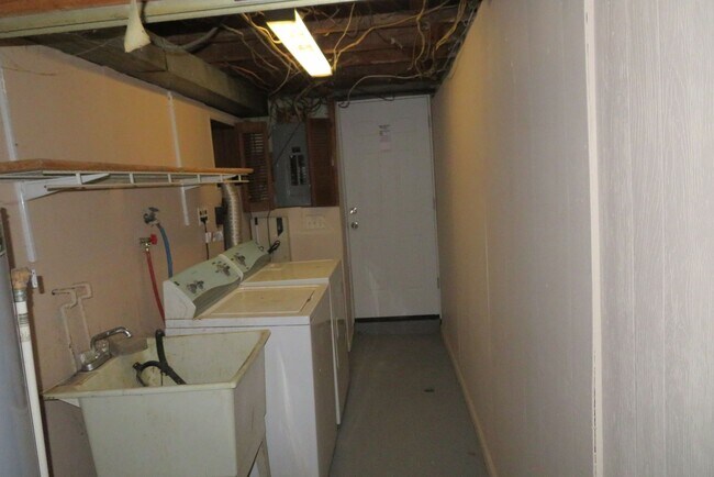 Building Photo - 1031 Disston St