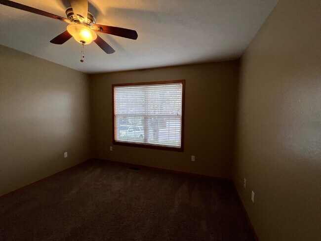 Building Photo - 3BR / 2BA  - with Fenced in backyard