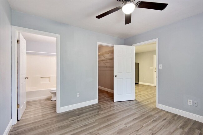 Building Photo - 214 Columbia Dr