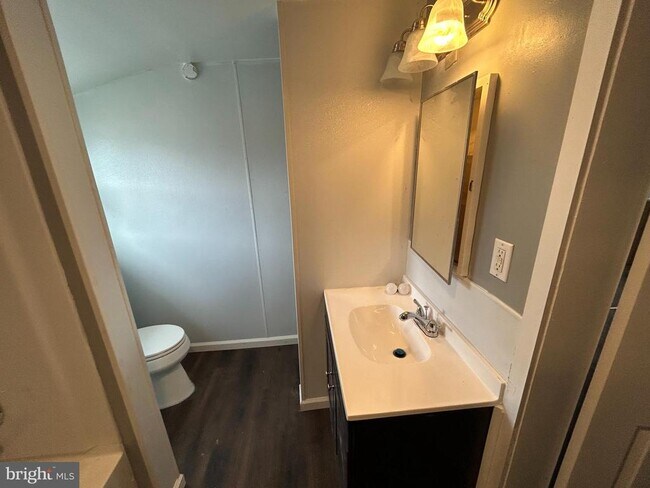 Building Photo - 234 W 7th St