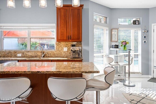 Building Photo - Fully Furnished Home