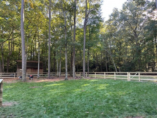 Building Photo - Move In Ready 4 Bedroom House in Yorktown!