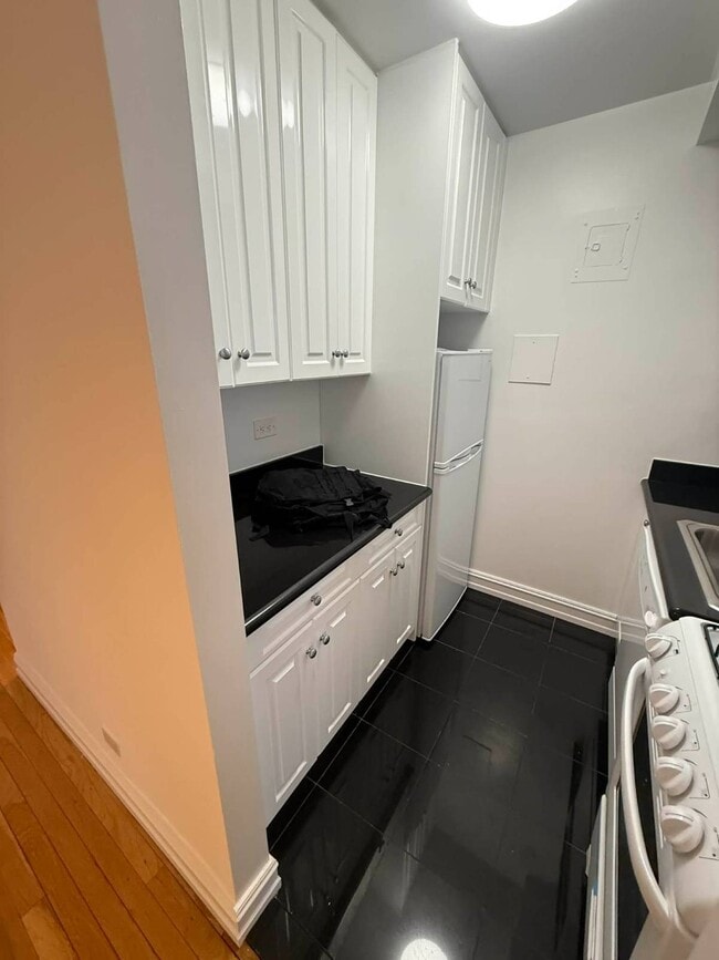 Building Photo - 305 W 13th St