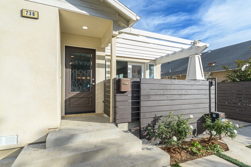 Building Photo - 736 N Wilton Pl
